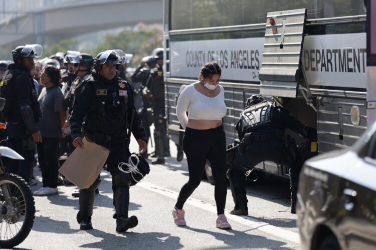 Mujer arrestada durante las protestas en Los Ángeles. Foto: ALLISON DINNER/EFE/EPA.