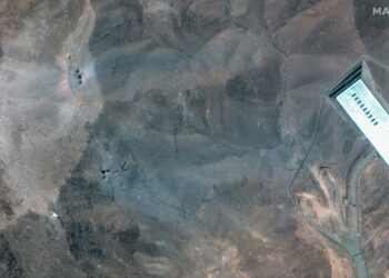 Una imagen satelital proporcionada por Maxar Technologies muestra una vista más cercana de cráteres y cenizas en una cresta en el enriquecimiento de uranio subterráneo de Fordó, Irán, luego de los ataques aéreos estadounidenses del 22 de junio de 2025. Foto: EFE / EPA / MAXAR TECHNOLOGIES.