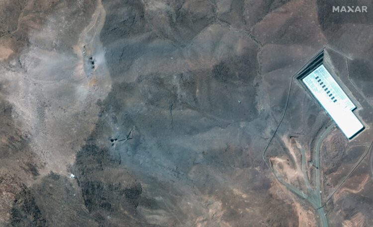 Una imagen satelital proporcionada por Maxar Technologies muestra una vista más cercana de cráteres y cenizas en una cresta en el enriquecimiento de uranio subterráneo de Fordó, Irán, luego de los ataques aéreos estadounidenses del 22 de junio de 2025. Foto: EFE / EPA / MAXAR TECHNOLOGIES.