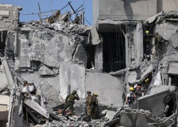 Equipos de rescate trabajan en el lugar del impacto de un misil en una zona residencial de Be'er Sheva, al sur de Israel, el 24 de junio de 2025, antes de que ambos países confirmaran un alto al fuego anunciado la noche antes por el presidente Donald Trump. Foto: Atef Safadi / EFE / EPA.
