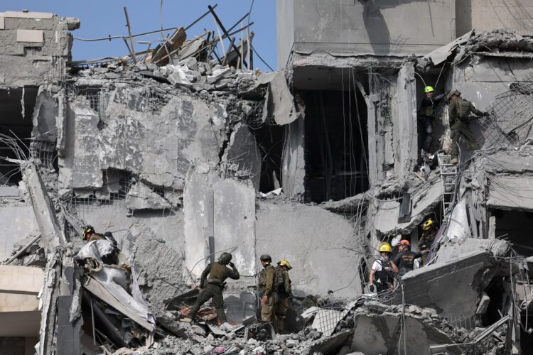 Equipos de rescate trabajan en el lugar del impacto de un misil en una zona residencial de Be'er Sheva, al sur de Israel, el 24 de junio de 2025, antes de que ambos países confirmaran un alto al fuego anunciado la noche antes por el presidente Donald Trump. Foto: Atef Safadi / EFE / EPA.