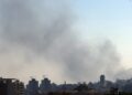 Se levanta humo tras un ataque aéreo de Israel en el centro de Teherán, Irán, el 17 de junio de 2025. Foto: Abedin Taherkenareh / EFE / EPA.