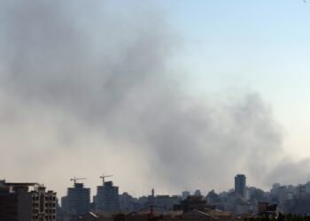 Se levanta humo tras un ataque aéreo de Israel en el centro de Teherán, Irán, el 17 de junio de 2025. Foto: Abedin Taherkenareh / EFE / EPA.
