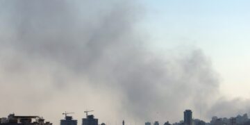 Se levanta humo tras un ataque aéreo de Israel en el centro de Teherán, Irán, el 17 de junio de 2025. Foto: Abedin Taherkenareh / EFE / EPA.