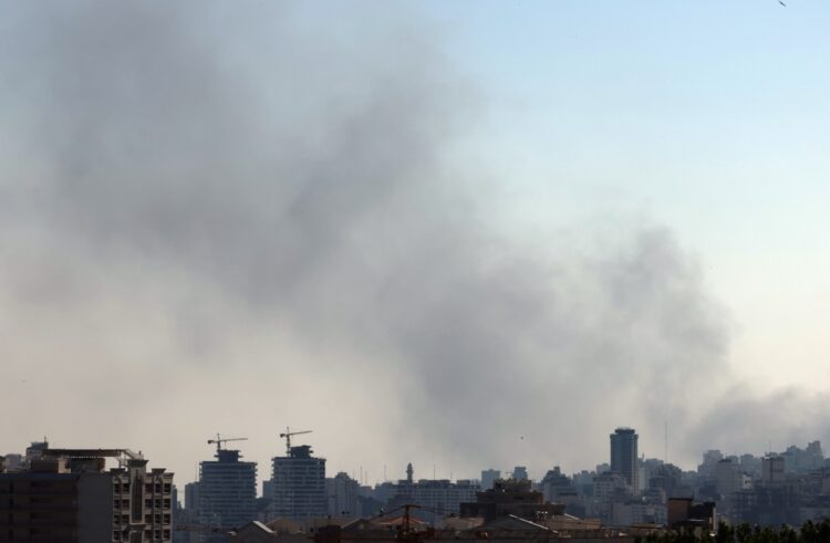 Se levanta humo tras un ataque aéreo de Israel en el centro de Teherán, Irán, el 17 de junio de 2025. Foto: Abedin Taherkenareh / EFE / EPA.