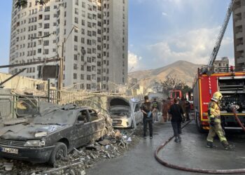 Bomberos trabajan en el exterior de un edificio alcanzado por ataques aéreos de Israel a Irán, el 13 de junio de 2025. Foto: Abedin Taherkenareh / EFE / EPA.