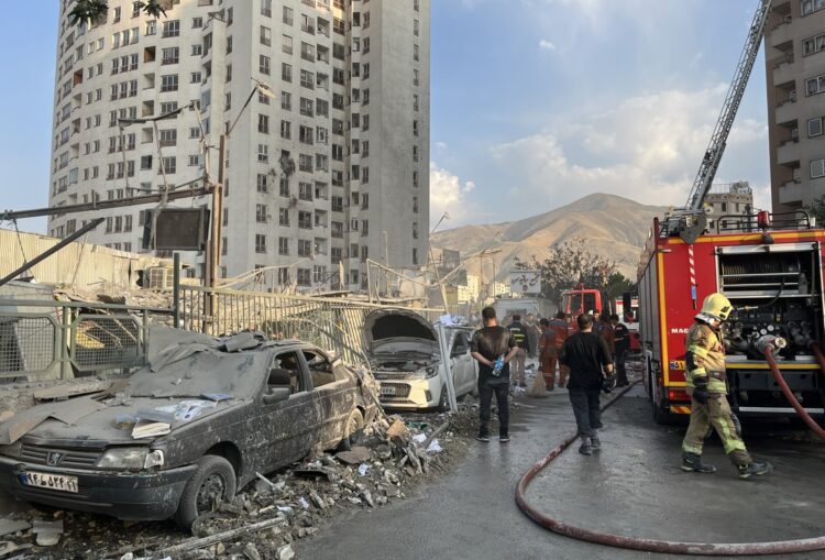 Bomberos trabajan en el exterior de un edificio alcanzado por ataques aéreos de Israel a Irán, el 13 de junio de 2025. Foto: Abedin Taherkenareh / EFE / EPA.