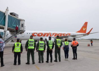 Avión con migrantes venezolanos abordo deportados de Estados Unidos, en el Aeropuerto Internacional Simón Bolívar, en La Guaira, Venezuela. Foto:  Prensa Del Ministerio De Interior, Justicia Y Paz/EFE.