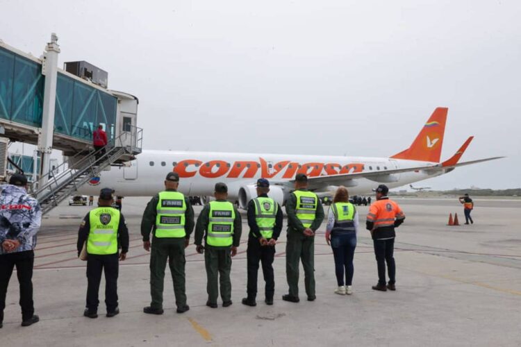 Avión con migrantes venezolanos abordo deportados de Estados Unidos, en el Aeropuerto Internacional Simón Bolívar, en La Guaira, Venezuela. Foto:  Prensa Del Ministerio De Interior, Justicia Y Paz/EFE.