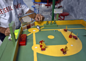 Juego de béisbol de mesa creado por Luciano Sanabria. 23 de mayo de 2025 en La Habana. Foto: EFE/Ernesto Mastrascusa.
