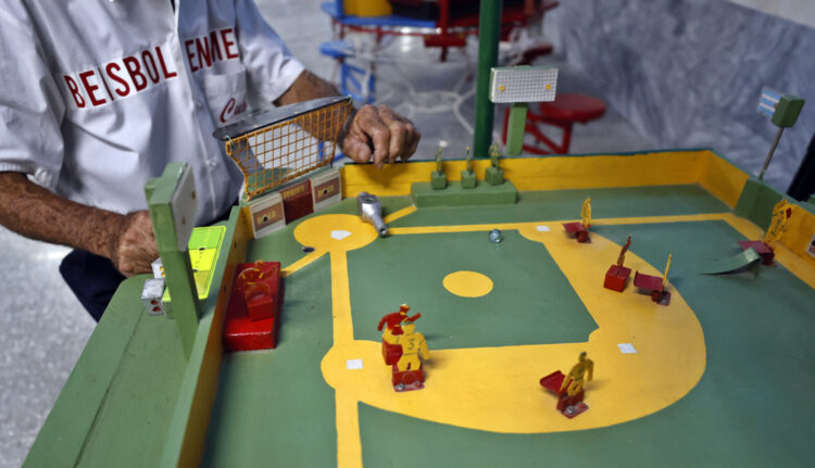 Juego de béisbol de mesa creado por Luciano Sanabria. 23 de mayo de 2025 en La Habana. Foto: EFE/Ernesto Mastrascusa.