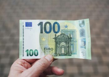 Billete de 100 euros. Foto: unsplash.com / Archivo.