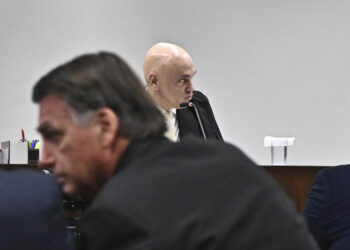El juez relator de la Suprema Corte de Brasil, Alexandre de Moraes (atrás), preside una audiencia con el expresidente de Brasil, Jair Bolsonaro. Foto: Andre Borges/EFE.