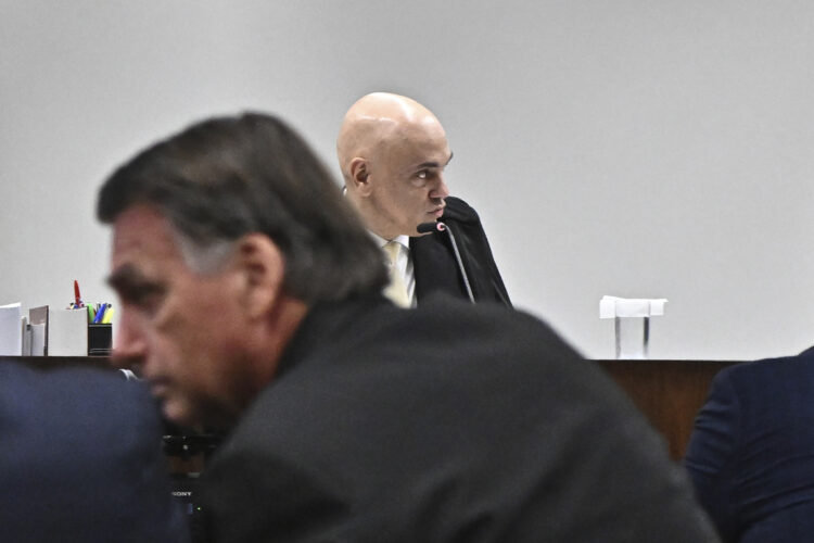El juez relator de la Suprema Corte de Brasil, Alexandre de Moraes (atrás), preside una audiencia con el expresidente de Brasil, Jair Bolsonaro. Foto: Andre Borges/EFE.