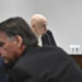 El juez relator de la Suprema Corte de Brasil, Alexandre de Moraes (atrás), preside una audiencia con el expresidente de Brasil, Jair Bolsonaro. Foto: Andre Borges/EFE.