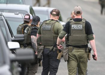 Agentes participantes en la búsqueda de Vance Luther Boelter, presunto asesino de la congresista demócrata Melissa Hortman y su esposo, en Minnesota, Estados Unidos. Foto: Craig Lassing / EFE / EPA.