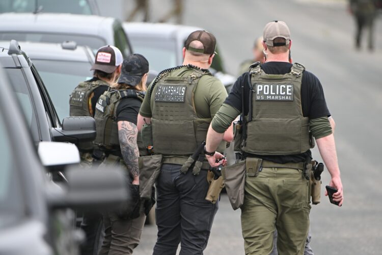 Agentes participantes en la búsqueda de Vance Luther Boelter, presunto asesino de la congresista demócrata Melissa Hortman y su esposo, en Minnesota, Estados Unidos. Foto: Craig Lassing / EFE / EPA.