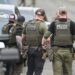 Agentes participantes en la búsqueda de Vance Luther Boelter, presunto asesino de la congresista demócrata Melissa Hortman y su esposo, en Minnesota, Estados Unidos. Foto: Craig Lassing / EFE / EPA.