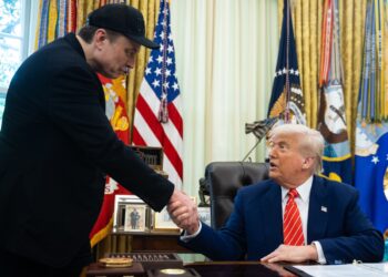 Elon Musk y Donald Trump se despiden en la Casa Blanca semanas atrás, por la salida del magnate del Departamento de Eficiencia Gubernamental (DOGE). Foto: Francis Chung / EFE / Pool / Archivo.