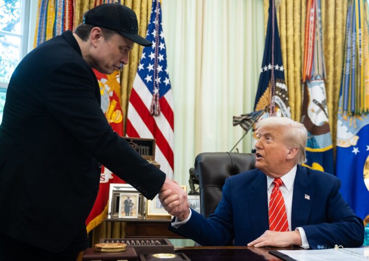 Elon Musk y Donald Trump se despiden en la Casa Blanca semanas atrás, por la salida del magnate del Departamento de Eficiencia Gubernamental (DOGE). Foto: Francis Chung / EFE / Pool / Archivo.