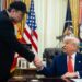 Elon Musk y Donald Trump se despiden en la Casa Blanca semanas atrás, por la salida del magnate del Departamento de Eficiencia Gubernamental (DOGE). Foto: Francis Chung / EFE / Pool / Archivo.