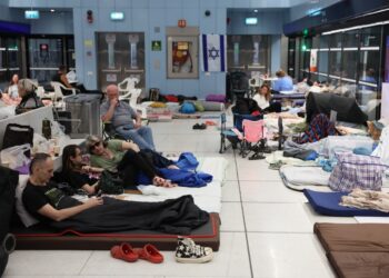 Ciudadanos de Israel se protegen de los misiles iraníes en la terminal de trenes de Tel Aviv. Foto: EFE/EPA/ABIR SULTAN