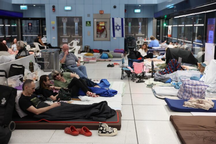 Ciudadanos de Israel se protegen de los misiles iraníes en la terminal de trenes de Tel Aviv. Foto: EFE/EPA/ABIR SULTAN