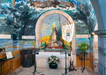 Capilla de la iglesia de San Juan, en Navelgas, Asturias. donde se venera la imagen de la Patrona de Cuba donada por el emigrante Faustino Rodríguez. Foto: Tomada de la página en Facebook de la Unidad Pastoral en Navelgas.