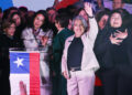 La comunista, Jeannette Jara (c), festeja su triunfo este domingo, en Santiago de Chile. Foto:  Elvis González/EFE.