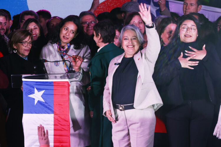 La comunista, Jeannette Jara (c), festeja su triunfo este domingo, en Santiago de Chile. Foto:  Elvis González/EFE.
