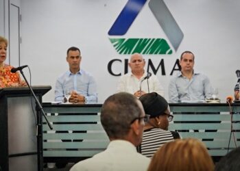 Directivos durante la conferencia de prensa para explicar la normativa. Foto: @citmacuba