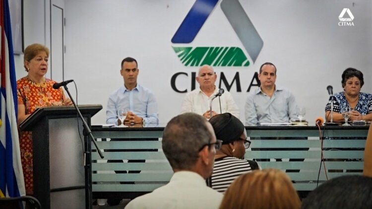 Directivos durante la conferencia de prensa para explicar la normativa. Foto: @citmacuba