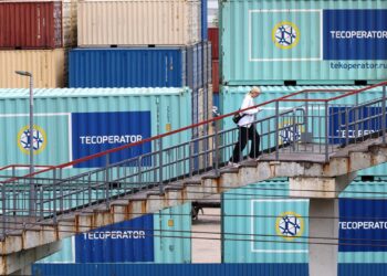 Contenedores en un centro logístico a las afueras de Moscú, Rusia, 25 de junio de 2025. Foto: MAXIM SHIPENKOV/EFE/EPA.