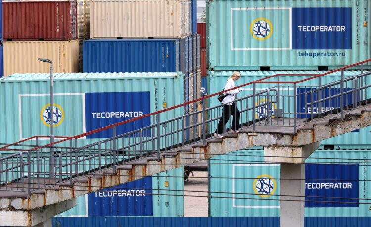 Contenedores en un centro logístico a las afueras de Moscú, Rusia, 25 de junio de 2025. Foto: MAXIM SHIPENKOV/EFE/EPA.