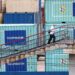 Contenedores en un centro logístico a las afueras de Moscú, Rusia, 25 de junio de 2025. Foto: MAXIM SHIPENKOV/EFE/EPA.