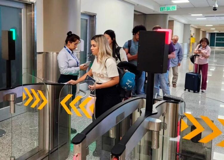 Control de viajeros en el Aeropuerto de Quito, en Ecuador. Foto: Quiport / Archivo.