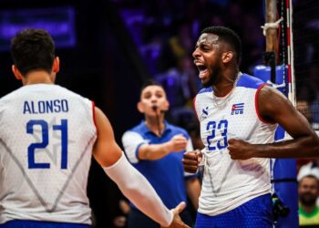 Los jugadores Marlon Yant (d) y Roamy Alonso (i) celebran un punto de Cuba en su enfrentamiento ante Brasil en la Liga de las Naciones de Voleibol 2025. Foto: Tomada del perfil de Facebook de JIT Deporte Cubano.