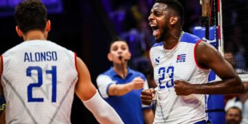 Los jugadores Marlon Yant (d) y Roamy Alonso (i) celebran un punto de Cuba en su enfrentamiento ante Brasil en la Liga de las Naciones de Voleibol 2025. Foto: Tomada del perfil de Facebook de JIT Deporte Cubano.