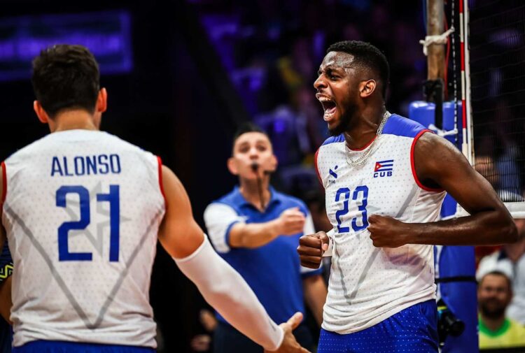 Los jugadores Marlon Yant (d) y Roamy Alonso (i) celebran un punto de Cuba en su enfrentamiento ante Brasil en la Liga de las Naciones de Voleibol 2025. Foto: Tomada del perfil de Facebook de JIT Deporte Cubano.
