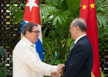 El canciller cubano, Rodríguez Parrilla, y Qiu Xiaoqi. Foto: del perfil en Facebook de Bruno Rodríguez Parrilla.
