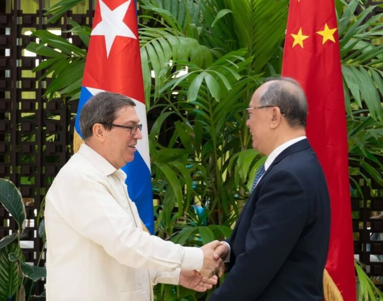 El canciller cubano, Rodríguez Parrilla, y Qiu Xiaoqi. Foto: del perfil en Facebook de Bruno Rodríguez Parrilla.