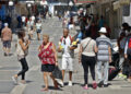 Personas caminan por una calle de La Habana el lunes 16 de junio. Foto:  Ernesto Mastrascusa/EFE.