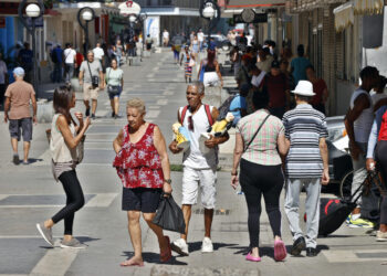 Personas caminan por una calle de La Habana el lunes 16 de junio. Foto:  Ernesto Mastrascusa/EFE.