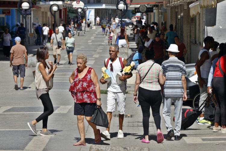 Personas caminan por una calle de La Habana el lunes 16 de junio. Foto:  Ernesto Mastrascusa/EFE.