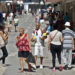 Personas caminan por una calle de La Habana el lunes 16 de junio. Foto:  Ernesto Mastrascusa/EFE.