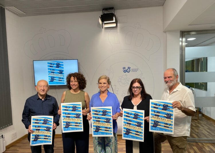 De izquierda a derecha:  el pintor onubense Juan Manuel Seisdedos, Laurita de la Uz, la diputada de Cultura de la región de Huelva, Gracia Baquero, Lourdes Santos y Héctor Garrido. Foto: Cortesía.