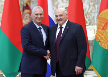 El presidente bielorruso, Alexandr Lukashenko, recibe a su homólogo cubano, Miguel Díaz-Canel, en Minsk, el 25 de junio de 2025. Foto: Presidencia bielorrusa / EFE.