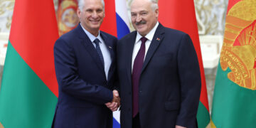 El presidente bielorruso, Alexandr Lukashenko, recibe a su homólogo cubano, Miguel Díaz-Canel, en Minsk, el 25 de junio de 2025. Foto: Presidencia bielorrusa / EFE.