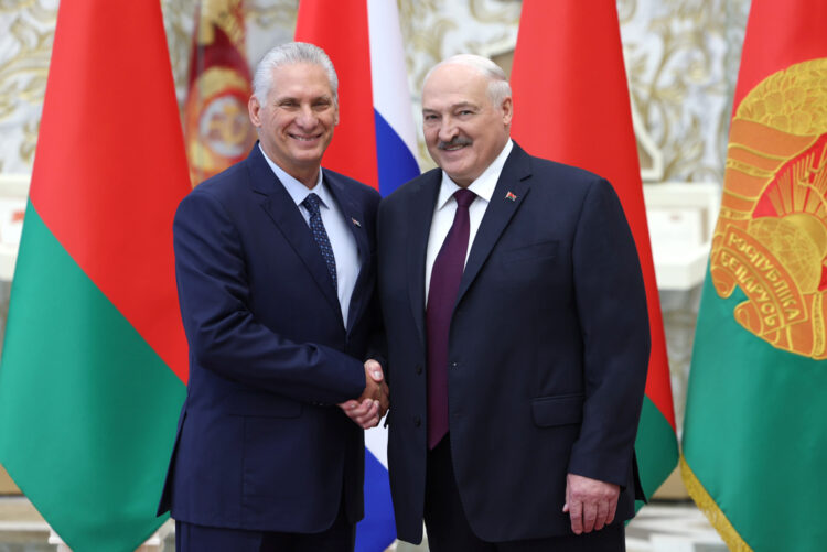 El presidente bielorruso, Alexandr Lukashenko, recibe a su homólogo cubano, Miguel Díaz-Canel, en Minsk, el 25 de junio de 2025. Foto: Presidencia bielorrusa / EFE.