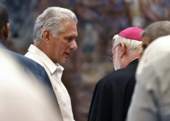 Díaz-Canel habla con el secretario de El Vaticano para las relaciones con los estados y los organismos internacionales, Paul Richard Gallagher, durante un acto por el 90 aniversario del establecimiento de las relaciones diplomáticas entre Cuba y la Santa Sede este jueves, en La Habana. Foto:  Ernesto Mastrascusa/EFE.